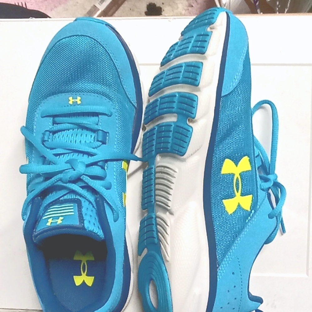 Under armour 6.5 Y turquoise  and yellow